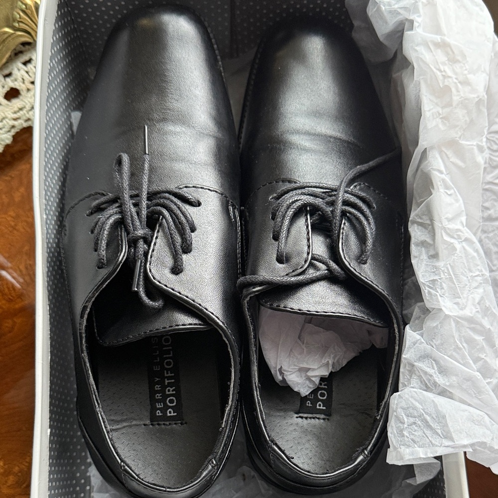 Perry Ellis Men's Classic Black Oxfords